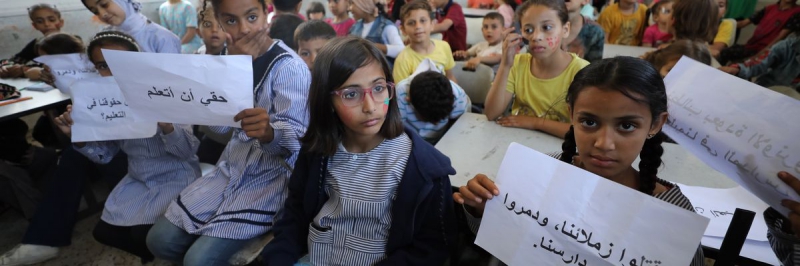 دانش‌آموزان فلسطینی در تظاهراتی شرکت می‌کنند که خواستار بازگشایی یک مدرسه سازمان ملل متحد پس از آسیب‌دیدگی این مدرسه در اثر حملات اسرائیل در شهر غزه در غزه در 7 مه 2024 هستند. (عکس: داوود ابوالکاس/آنادولو از طریق گتی ایماژ)